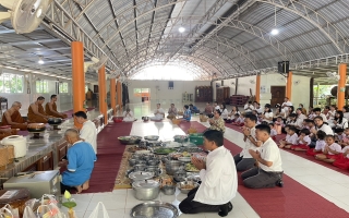 ร่วมกิจกรรมพัฒนาคุณภาพผู้เรียน ส่งเสริมคุณธรรมและจริยธรรม ร่วมทำบุญตักบาตร ถวายเทียนพรรษา ถวายสังฆทาน